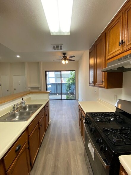 Building Photo - 14520 Plummer St