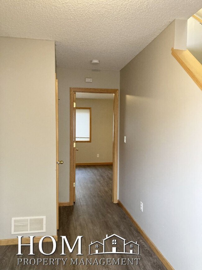 Building Photo - 624 Tanager Path