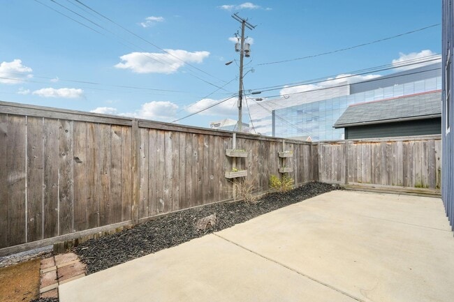 Building Photo - 565 Lathrop St