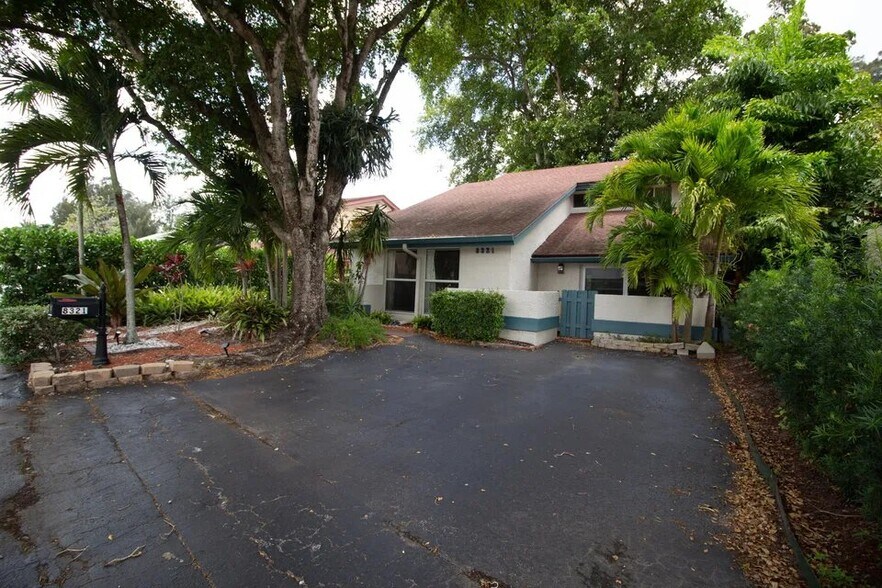 Building Photo - 8321 SW 39th Ct