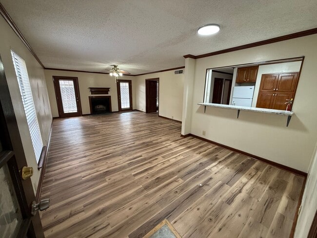 Building Photo - 3BD 2BA FLAT APARTMENT DOWNSTAIRS