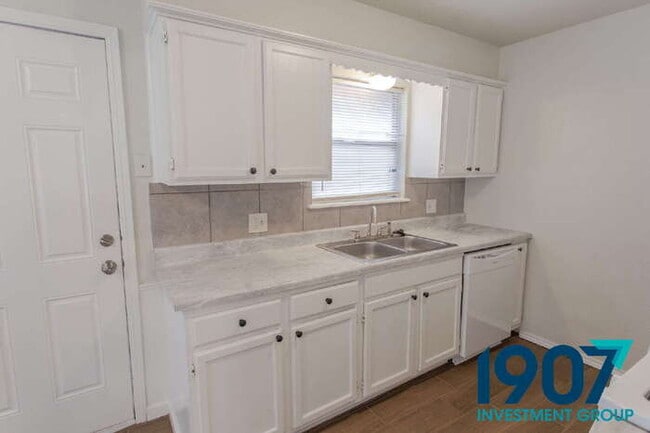 Building Photo - SPECIAL OFFER! Move In Now & Get 50% Off Y...