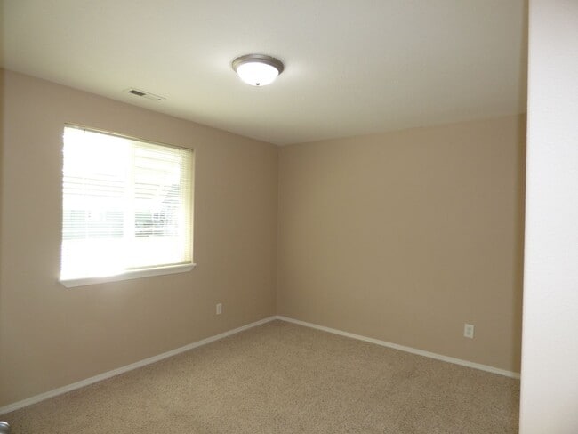 Building Photo - 3 bed 2.5 bath House in Stayton!! Close to...