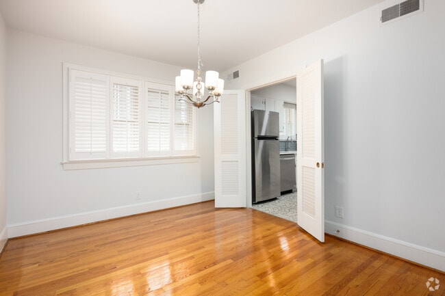 2BR, 2BA - 950SF - Dining Room - Hawthorne Apartments