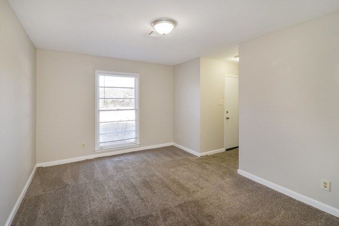 Building Photo - 1122 Oates Rd