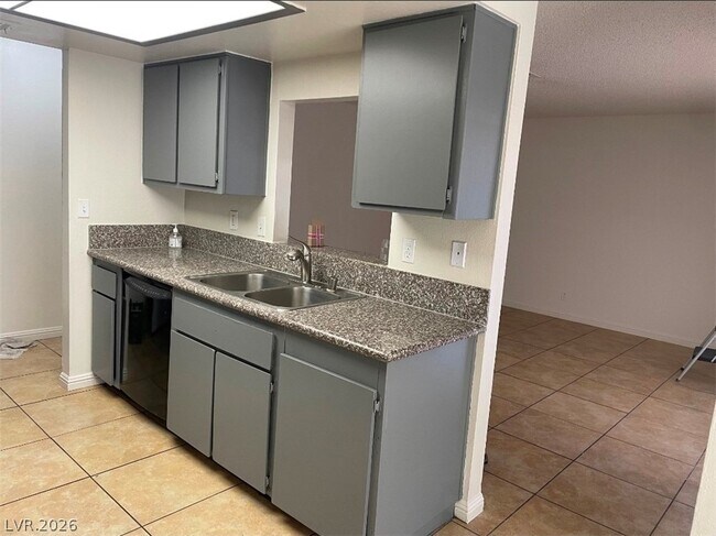 Building Photo - 4570 Carriage Park Dr