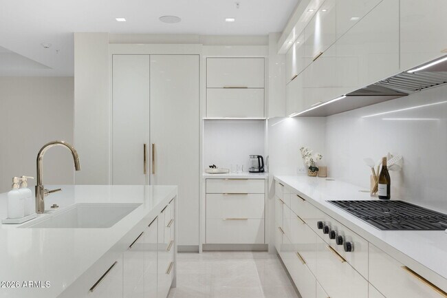 Building Photo - 6587 N Palmeraie Blvd