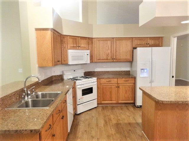 Building Photo - 3334 Lakeview Cir