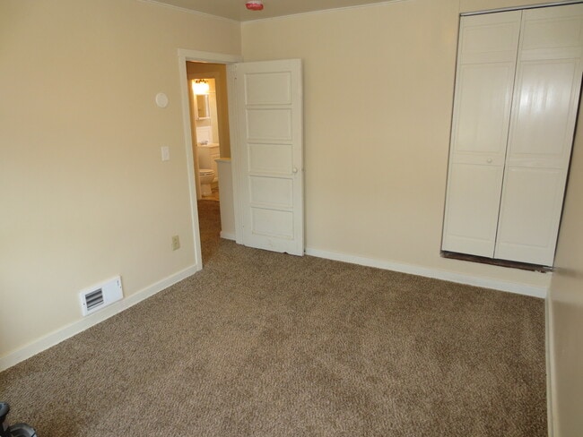 Building Photo - 341 Hemlock Dr