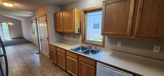 Building Photo - Beautiful 3 Bed, End Unit, Town Home for Rent