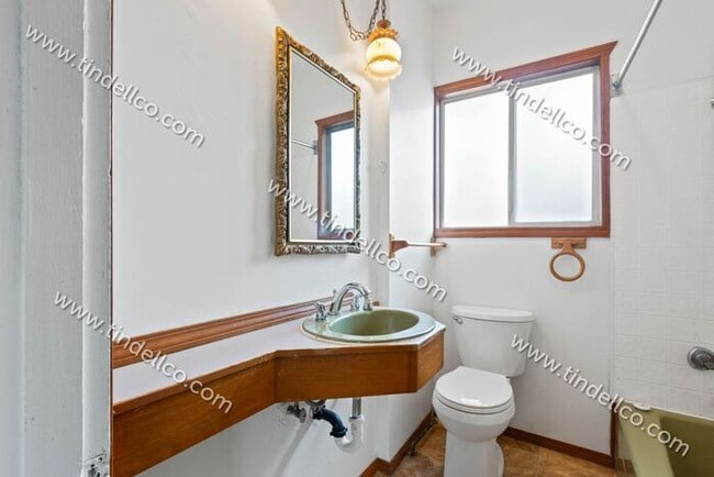 Building Photo - Pet Friendly 4 bedroom 2 bathroom home located blocks from University of Portland!