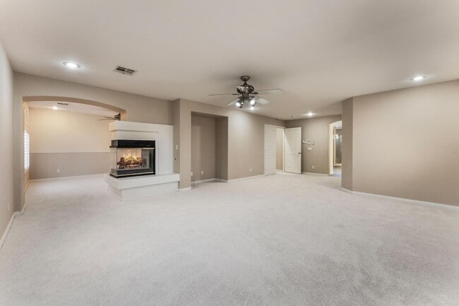 Building Photo - Luxurious Home in Gated Community