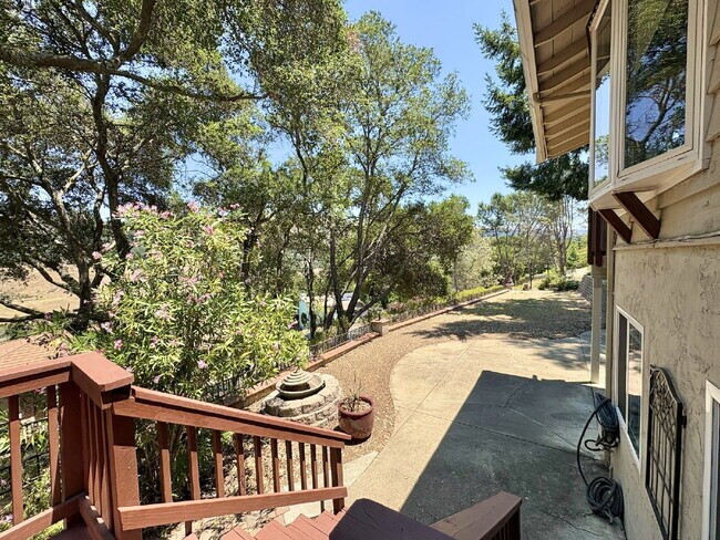Building Photo - Charming 4-Bed by the Lake in Morgan Hill