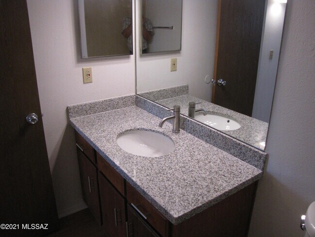 Building Photo - 6625 E Golf Links Rd