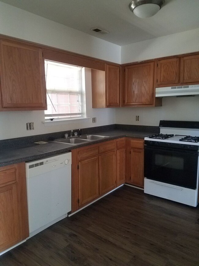 Building Photo - 3 Bedroom townhouse in Hampton Woods Townh...