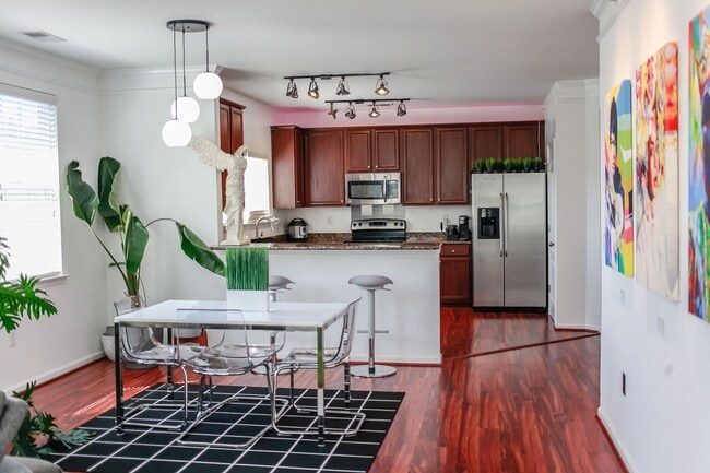 Building Photo - Riverside  Condo-RARE-Ready Jan 26