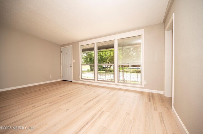 Building Photo - 313 Suzanne Dr