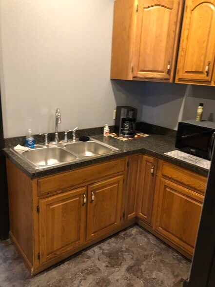 Kitchen sink - 810 Swift Ave