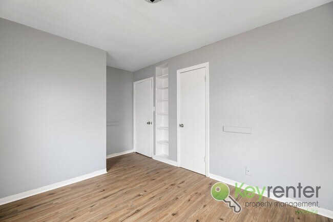 Building Photo - 1338 N Volutsia