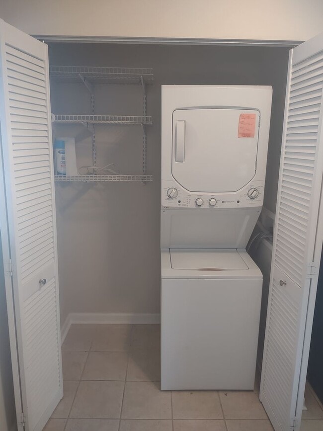 Building Photo - 2 Bedroom 1 Bath Condo in the Cottages of ...
