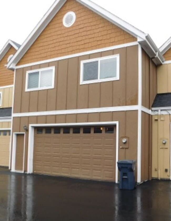 Building Photo - 3Bd/2Ba Two story townhouse - Available to View!
