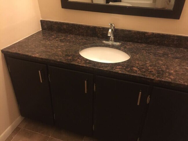 Building Photo - $1475 Charming, remodeled 3-Bed/1-Bath 952...