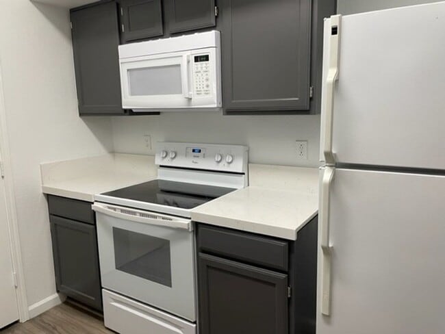 Building Photo - 2 Bedroom 2 Bath Condo W Sunset