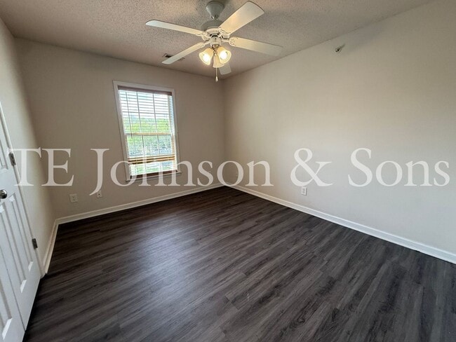 Building Photo - Lovely 2 Bedroom Condo Off Hwy 150