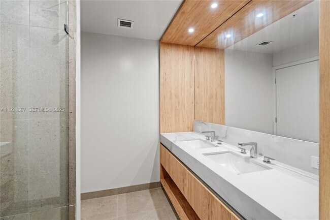 Building Photo - 11 NE 6th St