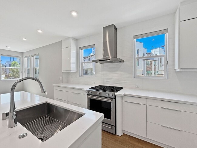 Building Photo - Stunning 3BD/2.5BA Townhouse in Mission Va...