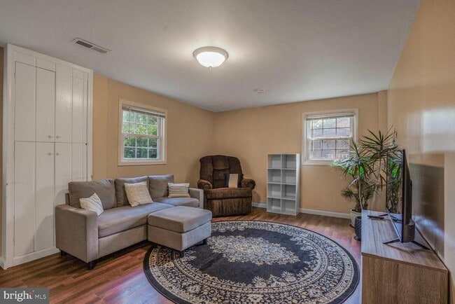 Building Photo - 7039 Calamo St