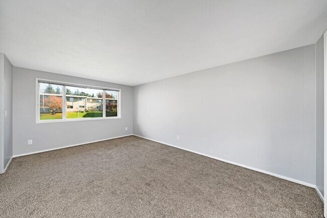 Building Photo - 2 bedroom 1 bath in Milwaukie!! 1st month free!