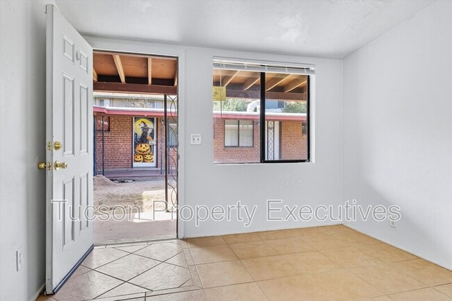 Building Photo - 1662 N Beverly Ave