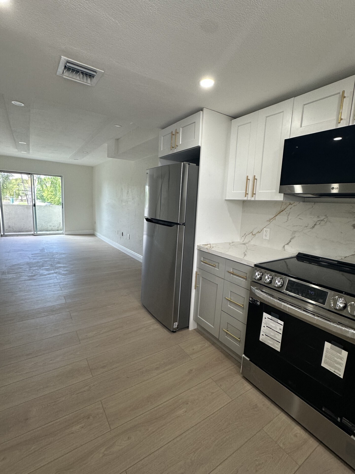 Building Photo - 465 Swallow Dr