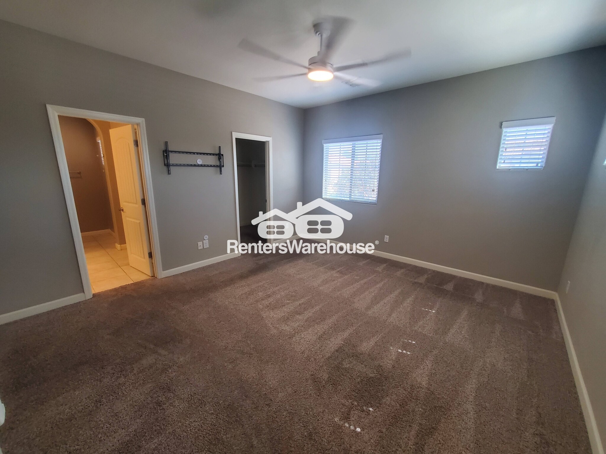 Building Photo - 1367 S Country Club Dr