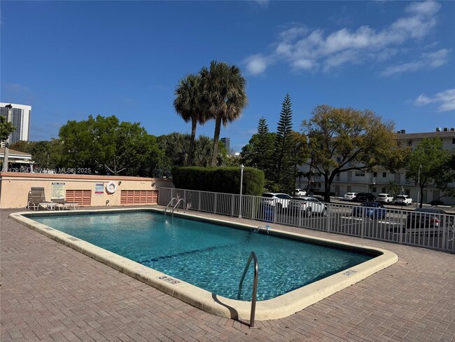 Building Photo - 2200 E Hallandale Beach Blvd