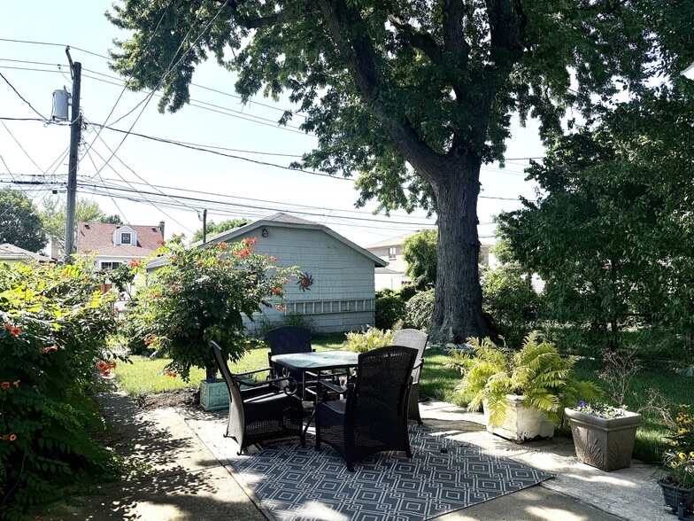 Building Photo - 4028 N Overhill Ave