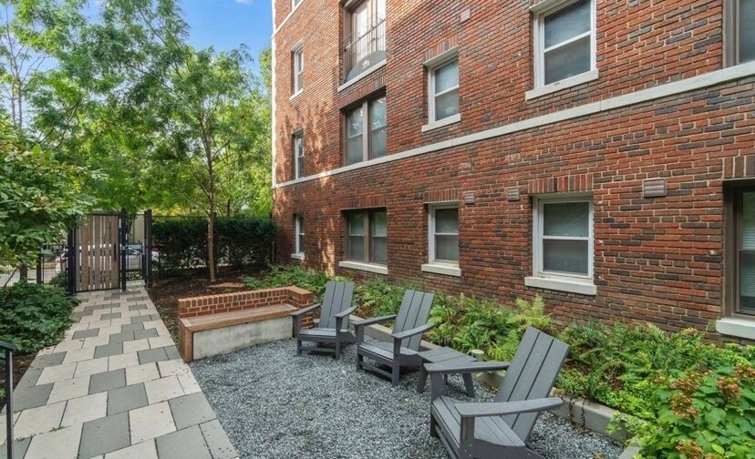 Quiet courtyard - 129 W St NW