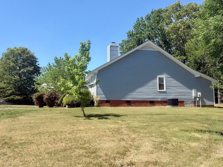 Building Photo - 1235 Shakentown St