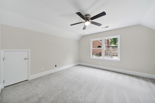 Building Photo - Beautiful Five Bed Three and Half Bath Hom...