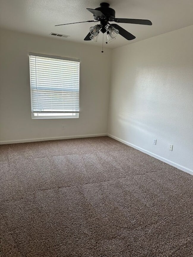 Building Photo - Move in Ready