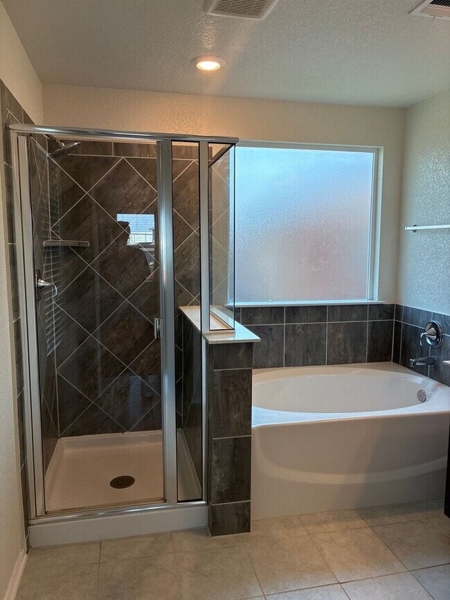 Building Photo - -=Get your second month’s rent FREE when y...