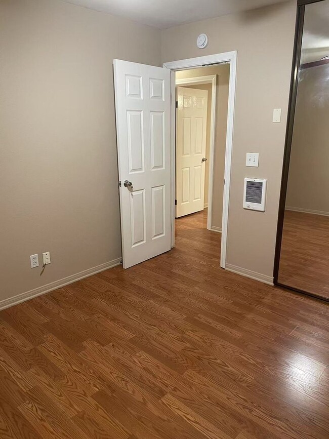 Building Photo - Townhouse w/ Garage & Private Patio, Walking distance to shopping, near highly rated schools