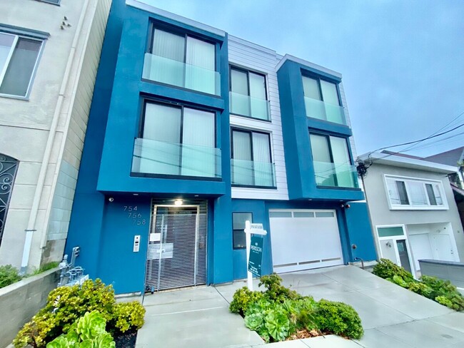 Building Photo - Stunning 3 Bed Condo with Laundry!!