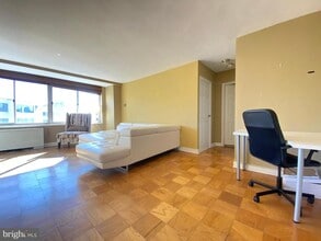 Building Photo - 922 24th St NW