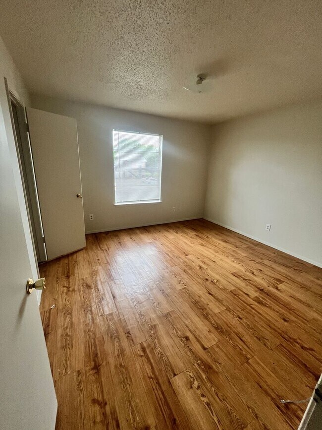 Building Photo - 1704 Cedarhill Dr