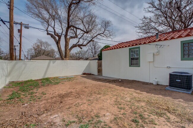 Building Photo - Charming & Private Fully Remodeled Studio Backhouse!