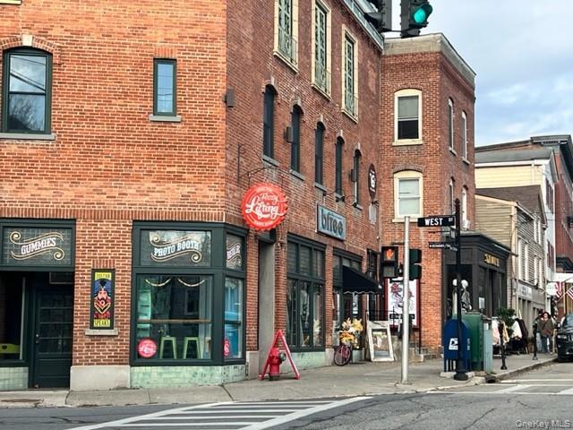 Building Photo - 9-13 Main St