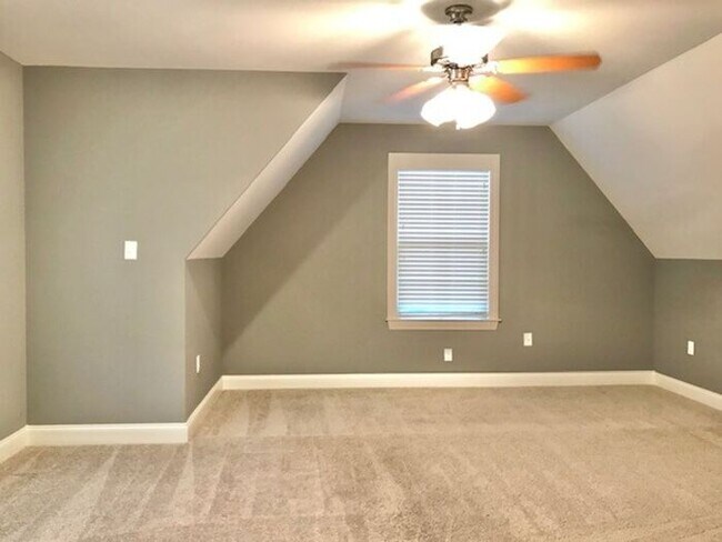 Building Photo - 4 Bedroom 3 Bath Home In Southeast Memphis...