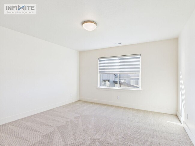 Building Photo - 3 Bedroom - Modern Comfort in a Peaceful Setting